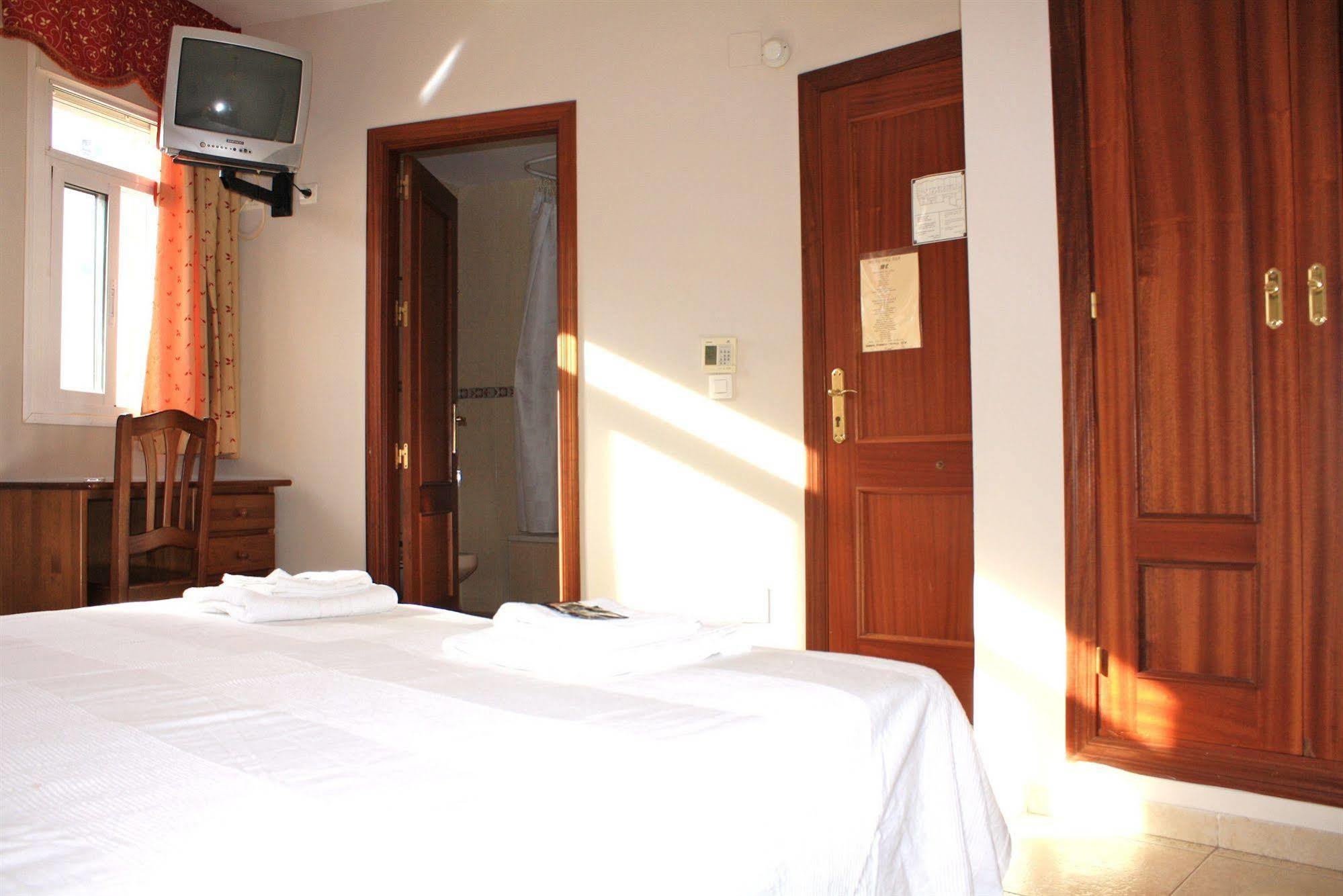 Hostal Carlos 2 La Línea de la Concepción Kültér fotó